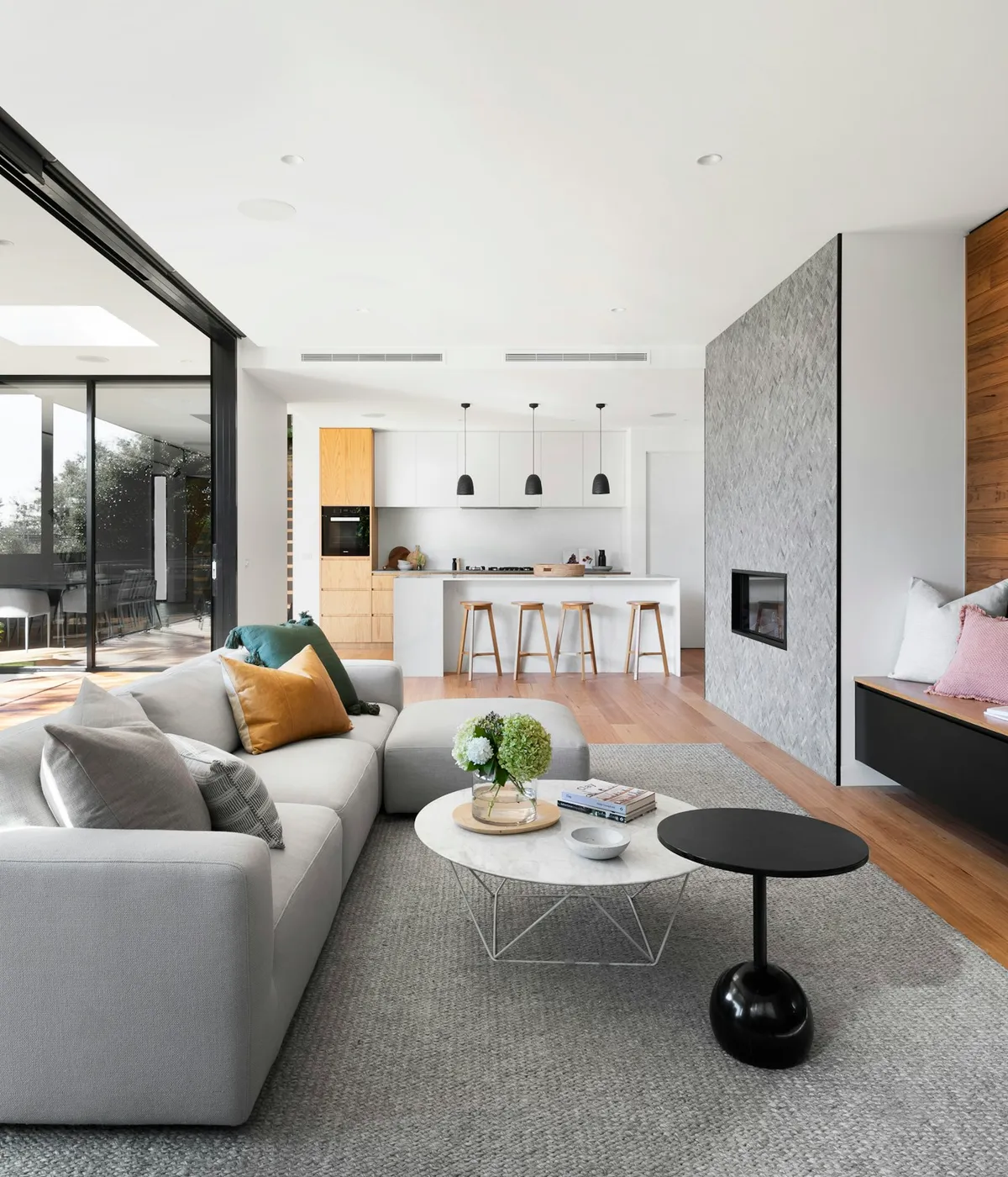Penthouse-Wohnraum mit offener Küche und Dachterrasse