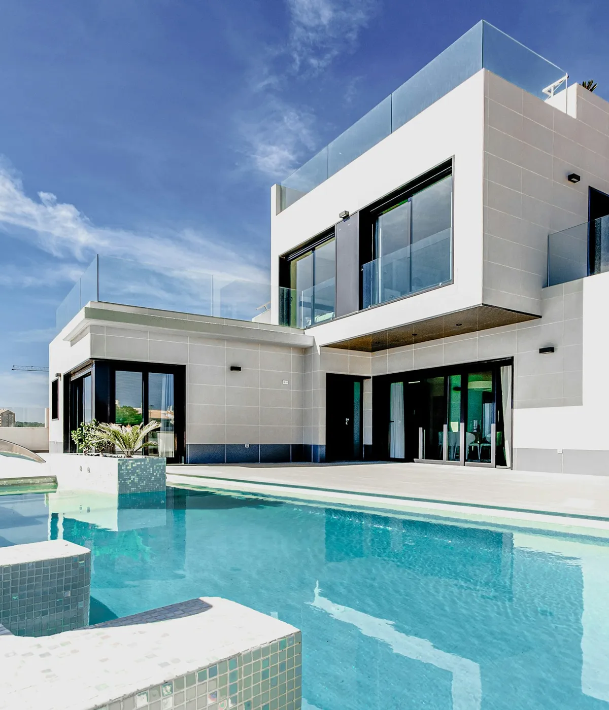 Moderne Villa mit Pool in der Abenddämmerung