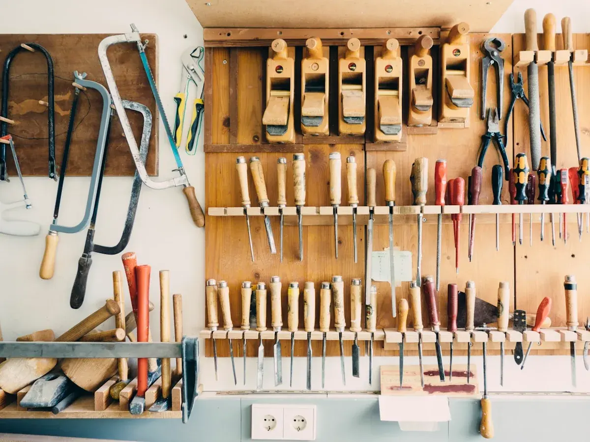 Wand mit Handhobeln, Sägen und Stemmeisen in der Werkstatt