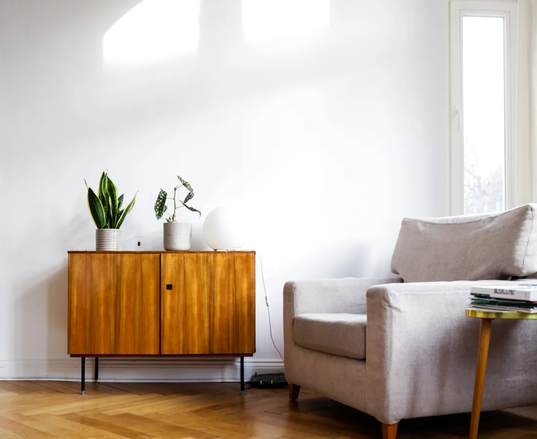 Freistehendes Sideboard aus warmem Nussbaum vor heller Wand