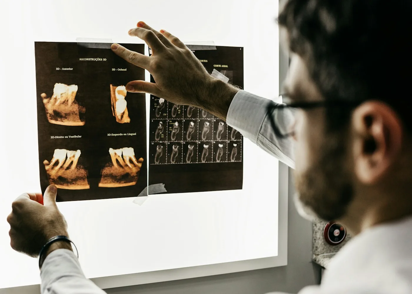 Zahnärztin im Gespräch mit einer Patientin, ruhige Atmosphäre