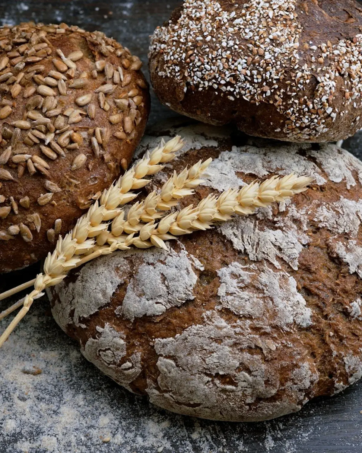 Frisch gebackene Brotlaibe mit knuspriger Kruste auf Holz