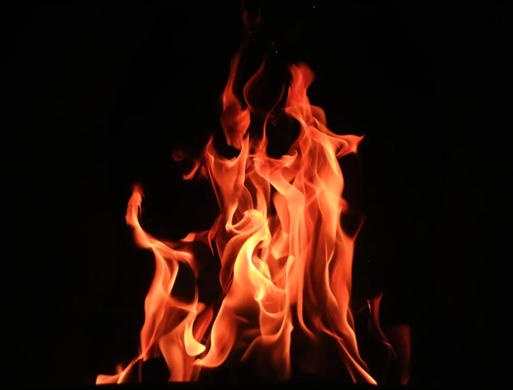 Offene Flammen im Holzofen
