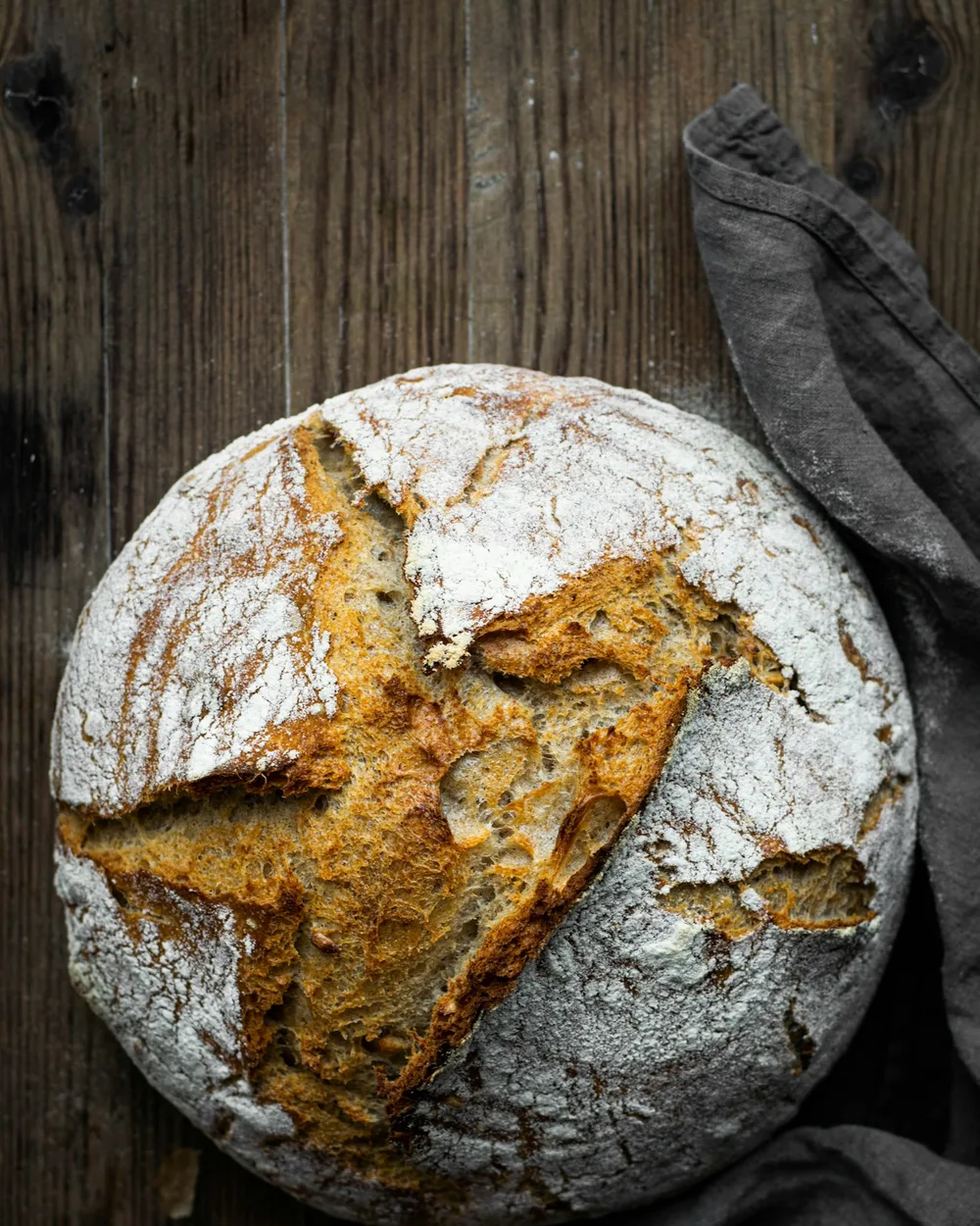 Rustikales Roggenbrot mit dunkler, eingeschnittener Kruste