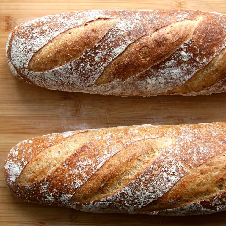 Zwei helle Weizenbrote mit goldener Kruste