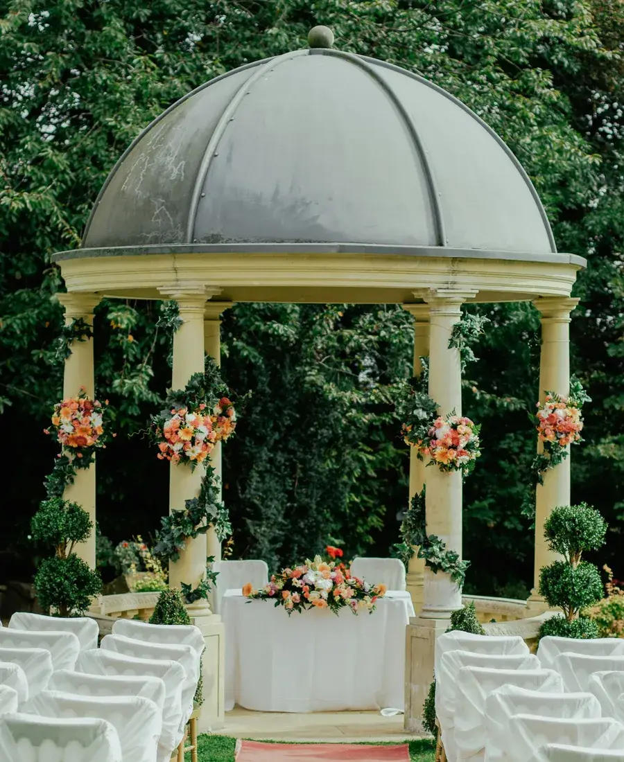 Pavillon im Garten, geschmückt für eine freie Trauung