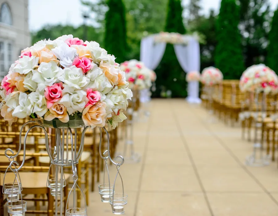 Stuhlreihen und Blumenarrangements vor der Zeremonie