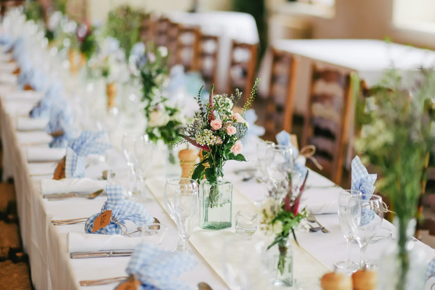 Lange festliche Tafel unter freiem Himmel im Garten